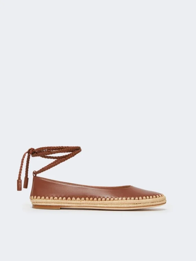 Ballerines en nappa et raphia, couleur tabac Ballerines en nappa et raphia, couleur tabac
