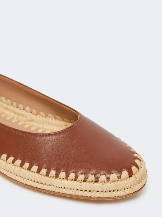 Ballerines en nappa et raphia, couleur tabac Ballerines en nappa et raphia, couleur tabac