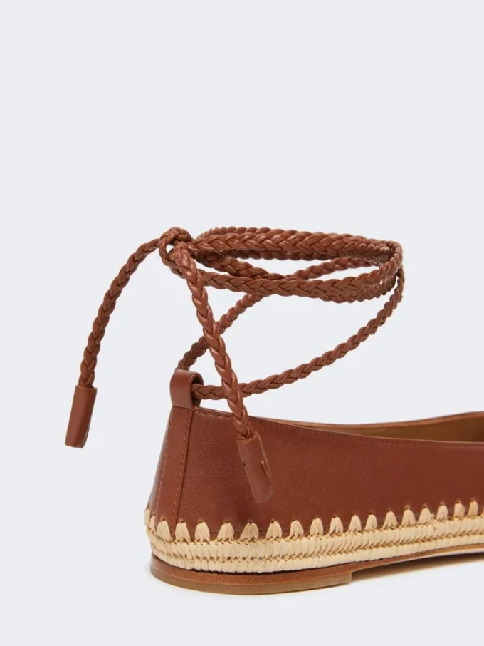 Ballerines en nappa et raphia, couleur tabac Ballerines en nappa et raphia, couleur tabac