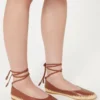Ballerines en nappa et raphia, couleur tabac Ballerines en nappa et raphia, couleur tabac