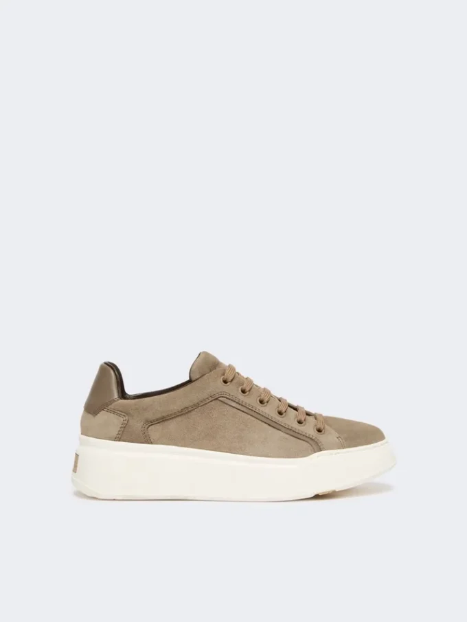 Baskets en daim, couleur boue Baskets en daim, couleur boue