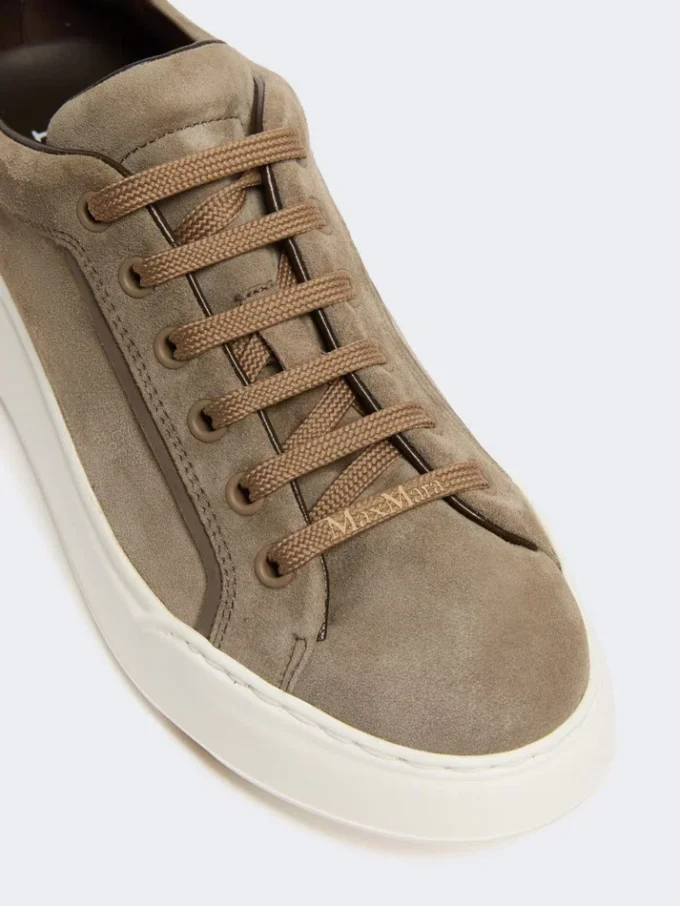 Baskets en daim, couleur boue Baskets en daim, couleur boue
