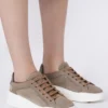 Baskets en daim, couleur boue Baskets en daim, couleur boue