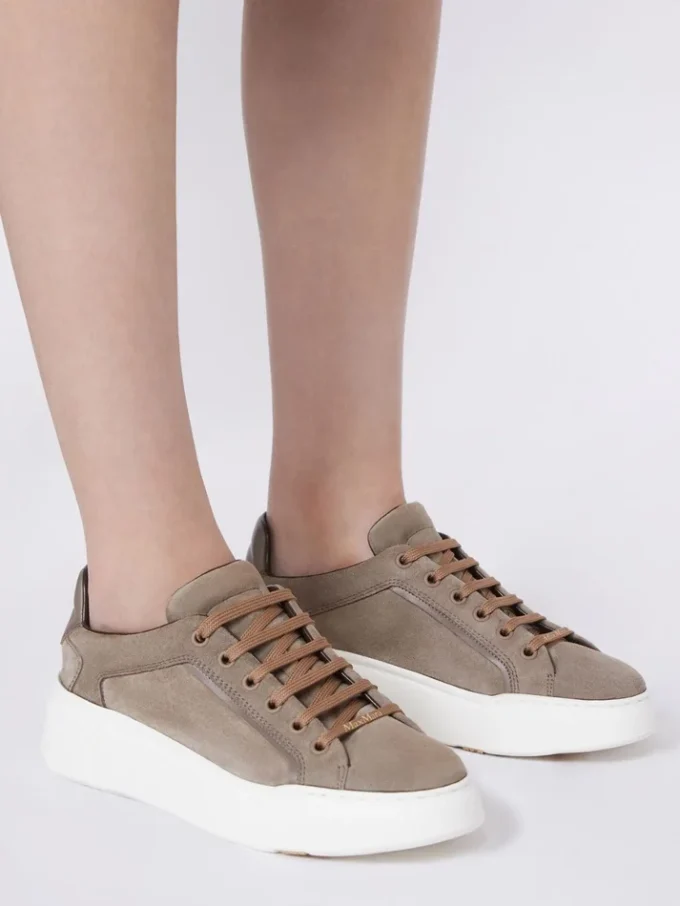 Baskets en daim, couleur boue Baskets en daim, couleur boue