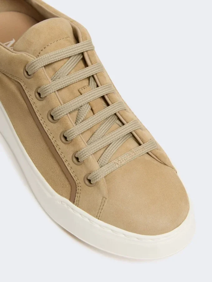 Baskets en daim, couleur sable Baskets en daim, couleur sable