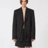 Blazer ajusté en gabardine à fines rayures, noir Blazer ajusté en gabardine à fines rayures, noir