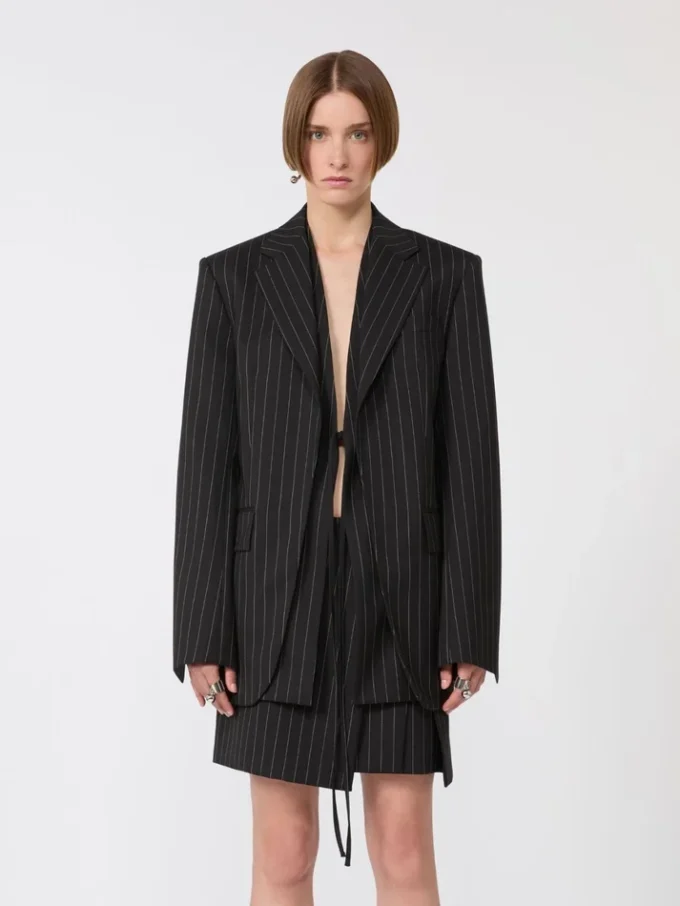 Blazer ajusté en gabardine à fines rayures, noir Blazer ajusté en gabardine à fines rayures, noir