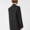 Blazer ajusté en gabardine à fines rayures, noir Blazer ajusté en gabardine à fines rayures, noir