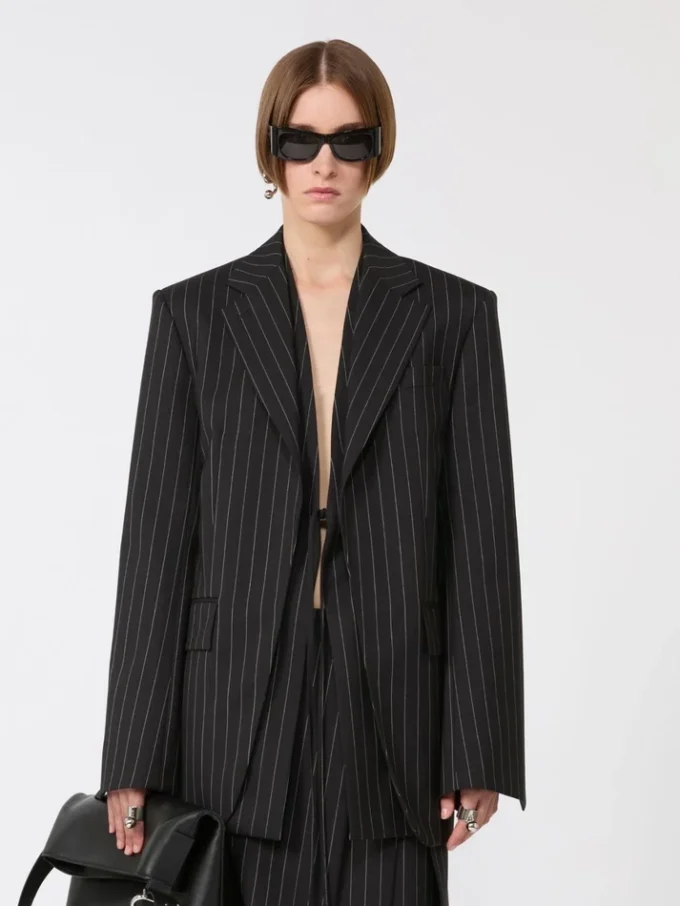 Blazer ajusté en gabardine à fines rayures, noir Blazer ajusté en gabardine à fines rayures, noir