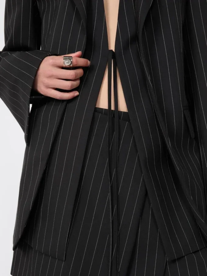 Blazer ajusté en gabardine à fines rayures, noir Blazer ajusté en gabardine à fines rayures, noir
