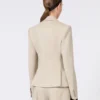 Blazer croisé en laine, mohair et soie, couleur sable Blazer croisé en laine, mohair et soie, couleur sable