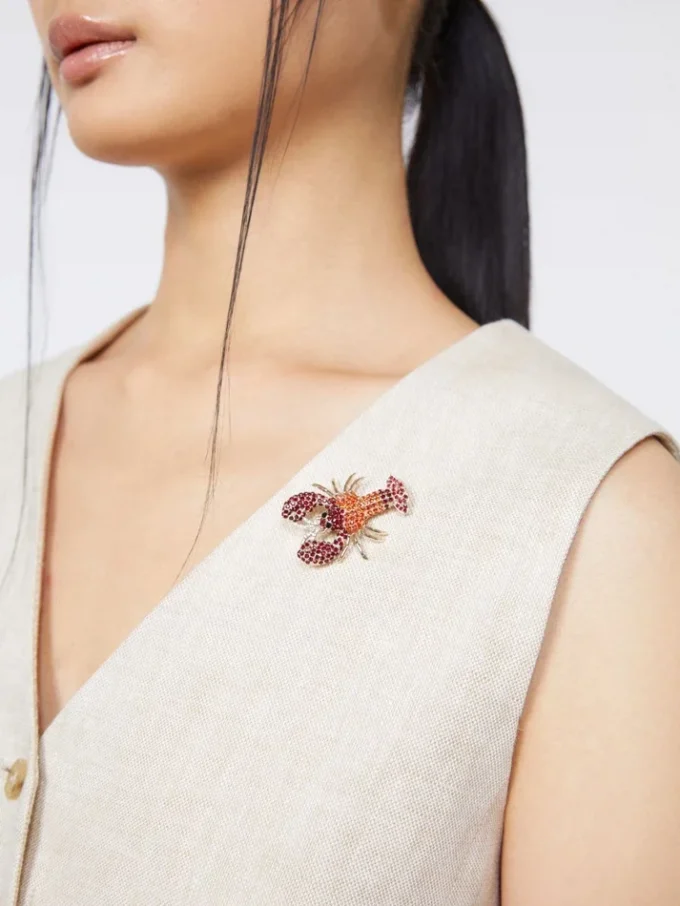 Broche en métal avec strass, rouge foncé Broche en métal avec strass, rouge foncé