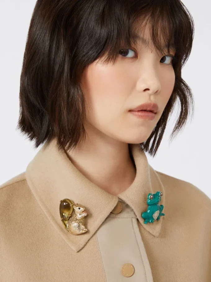 Broche en résine et verre, marron Broche en résine et verre, marron