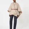 Cape en laine et cachemire avec ceinture, couleur sable