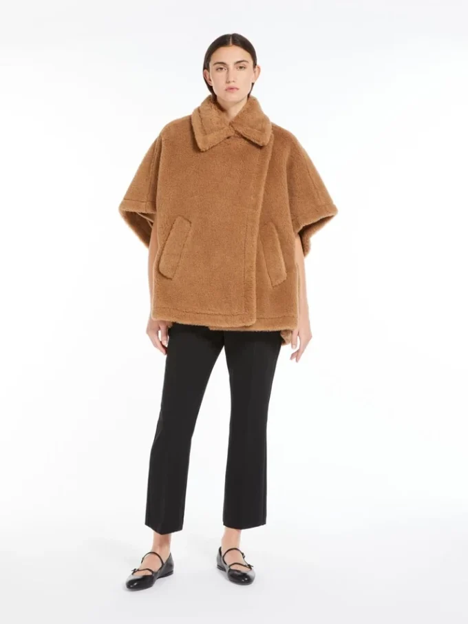 Cape en tissu Teddy, couleur camel Cape en tissu Teddy, couleur camel