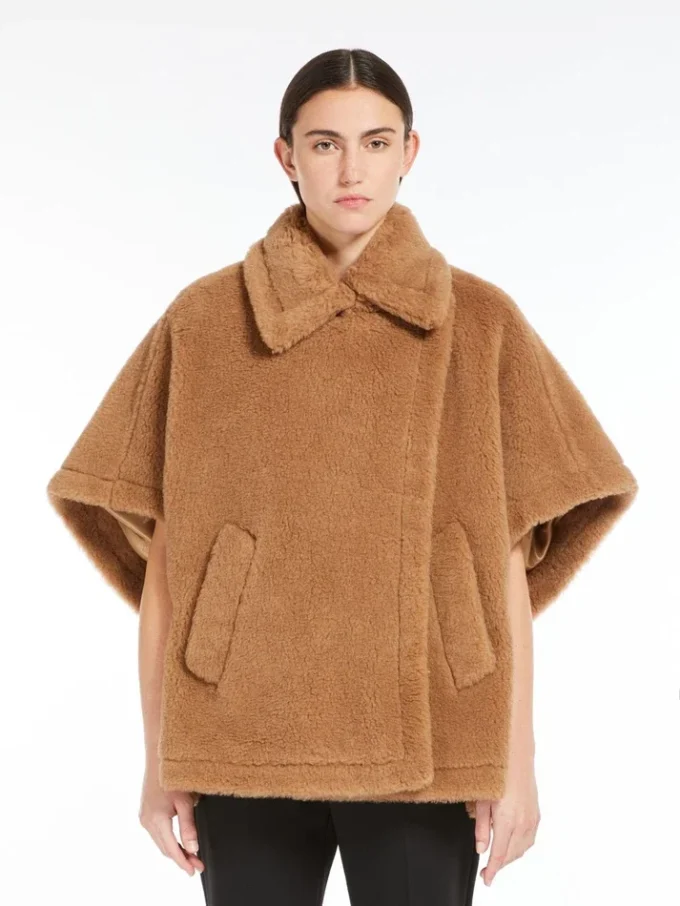 Cape en tissu Teddy, couleur camel Cape en tissu Teddy, couleur camel
