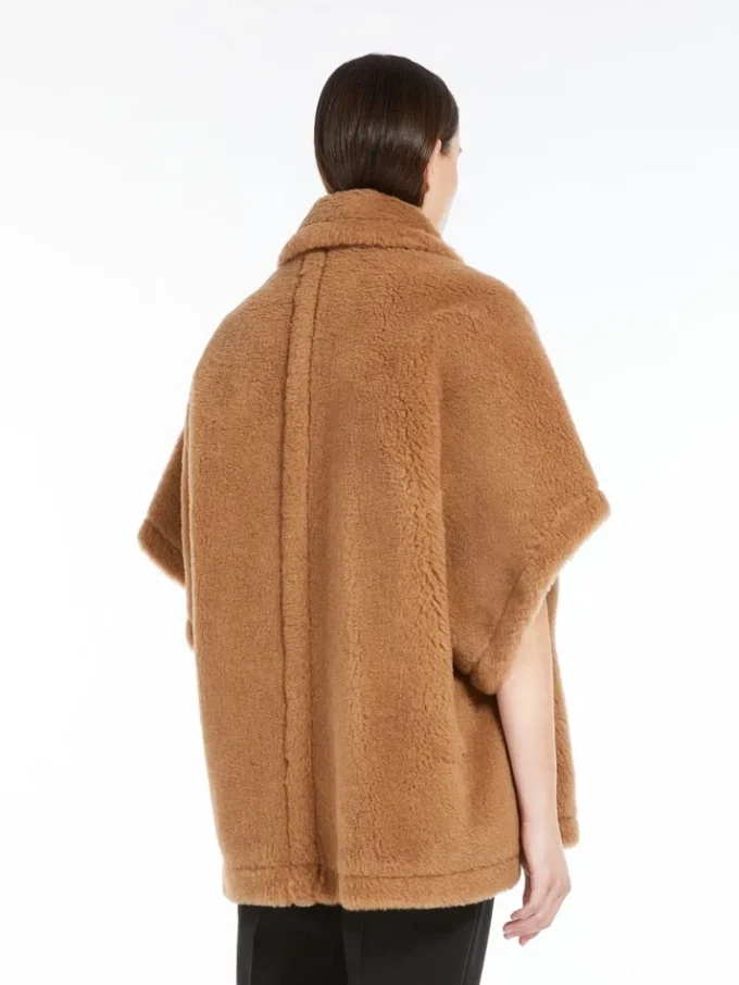 Cape en tissu Teddy, couleur camel Cape en tissu Teddy, couleur camel