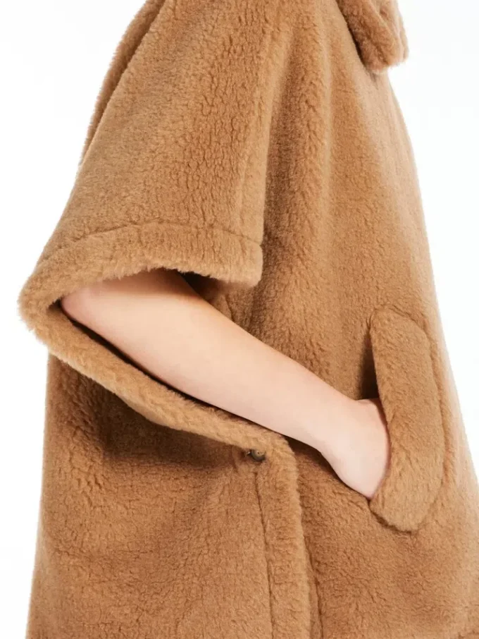 Cape en tissu Teddy, couleur camel Cape en tissu Teddy, couleur camel