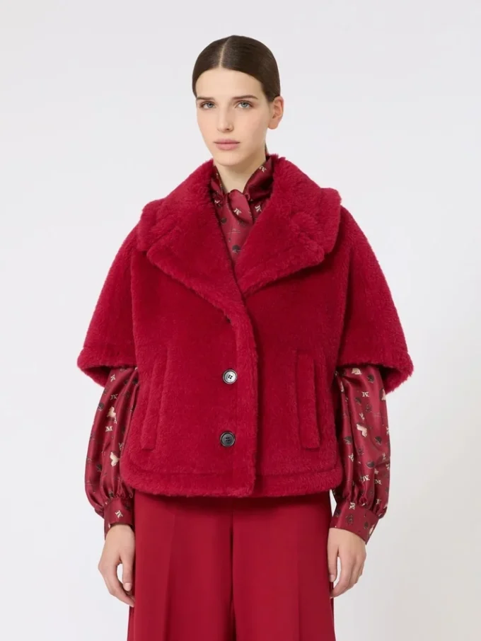 Cape en tissu teddy d’alpaga et de laine, rouge Cape en tissu teddy d’alpaga et de laine, rouge