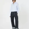 Chemise courte en popeline à plis asymétriques, bleu avio Chemise courte en popeline à plis asymétriques, bleu avio