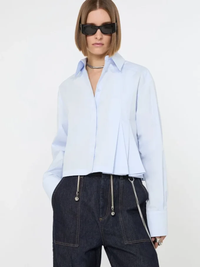 Chemise courte en popeline à plis asymétriques, bleu avio Chemise courte en popeline à plis asymétriques, bleu avio