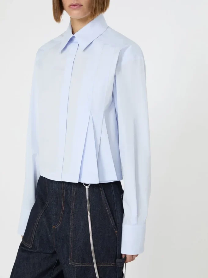 Chemise courte en popeline à plis asymétriques, bleu avio Chemise courte en popeline à plis asymétriques, bleu avio