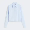 Chemise courte en popeline à plis asymétriques, bleu avio Chemise courte en popeline à plis asymétriques, bleu avio