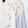 Chemise en coton rayée avec dentelle ajourée, bleu marine Chemise en coton rayée avec dentelle ajourée, bleu marine