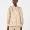 Chemise à nœud papillon en soie imprimée, albino Chemise à nœud papillon en soie imprimée, albino