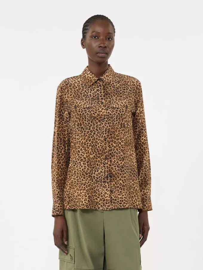 Chemise à poches en soie imprimée, couleur camel Chemise à poches en soie imprimée, couleur camel
