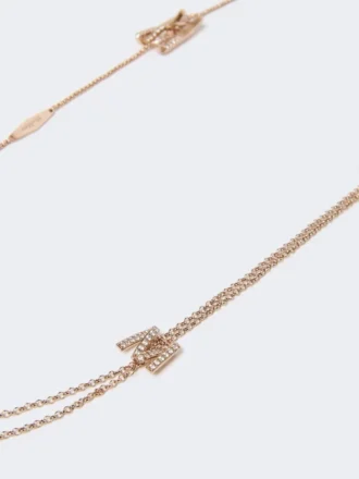 Collier long avec détails monogramme, ivoire