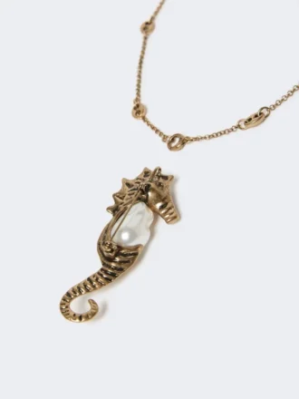 Collier métallique avec pendentif en forme d&rsquo;épingle, doré