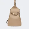 Cuir, sac à dos Margaux à bandoulière, couleur boue Cuir, sac à dos Margaux à bandoulière, couleur boue