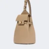 Cuir, sac à dos Margaux à bandoulière, couleur boue Cuir, sac à dos Margaux à bandoulière, couleur boue