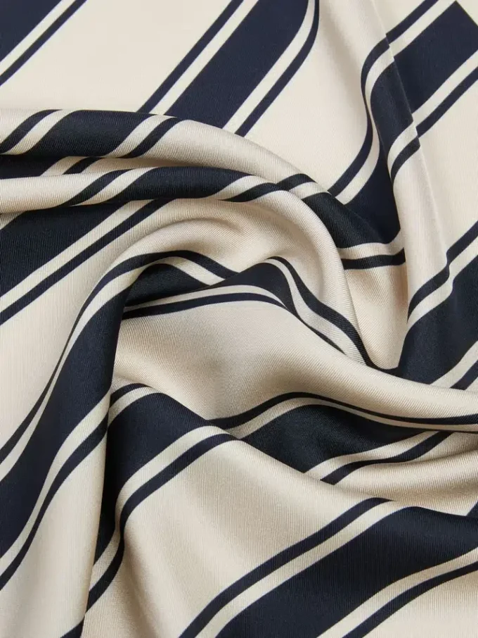 Foulard en soie imprimé, bleu outremer Foulard en soie imprimé, bleu outremer