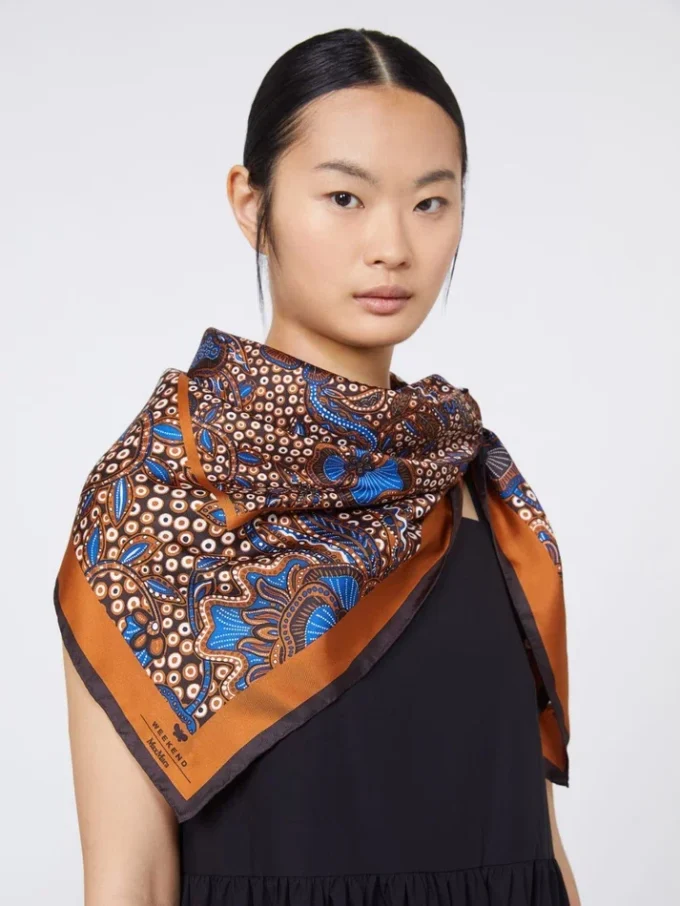 Foulard en soie imprimé, brun noisette Foulard en soie imprimé, brun noisette