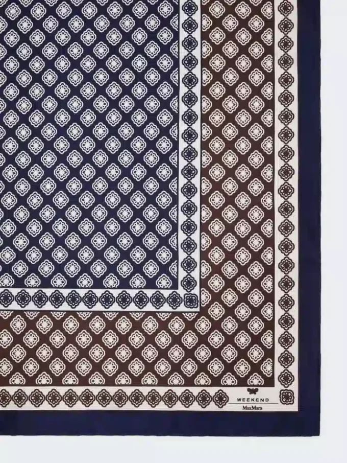 Foulard en soie imprimé, couleur boue Foulard en soie imprimé, couleur boue