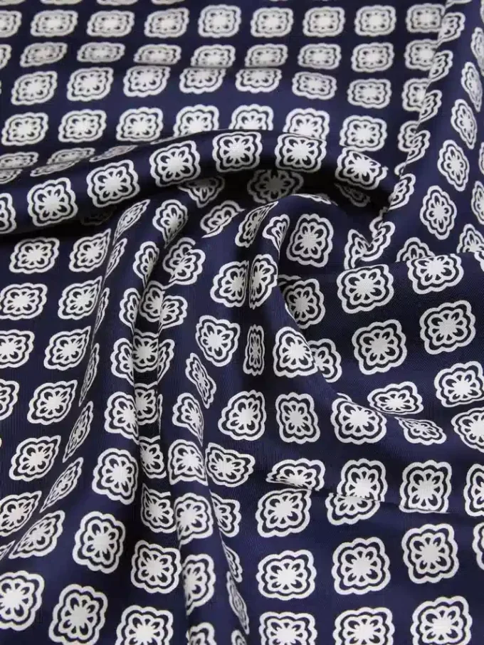 Foulard en soie imprimé, couleur boue Foulard en soie imprimé, couleur boue