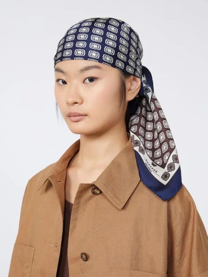 Foulard en soie imprimé, couleur boue Foulard en soie imprimé, couleur boue