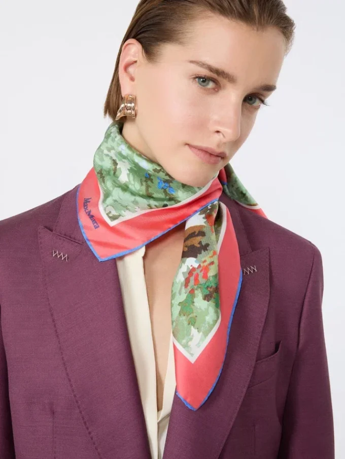 Foulard en soie imprimé, rose antique Foulard en soie imprimé, rose antique