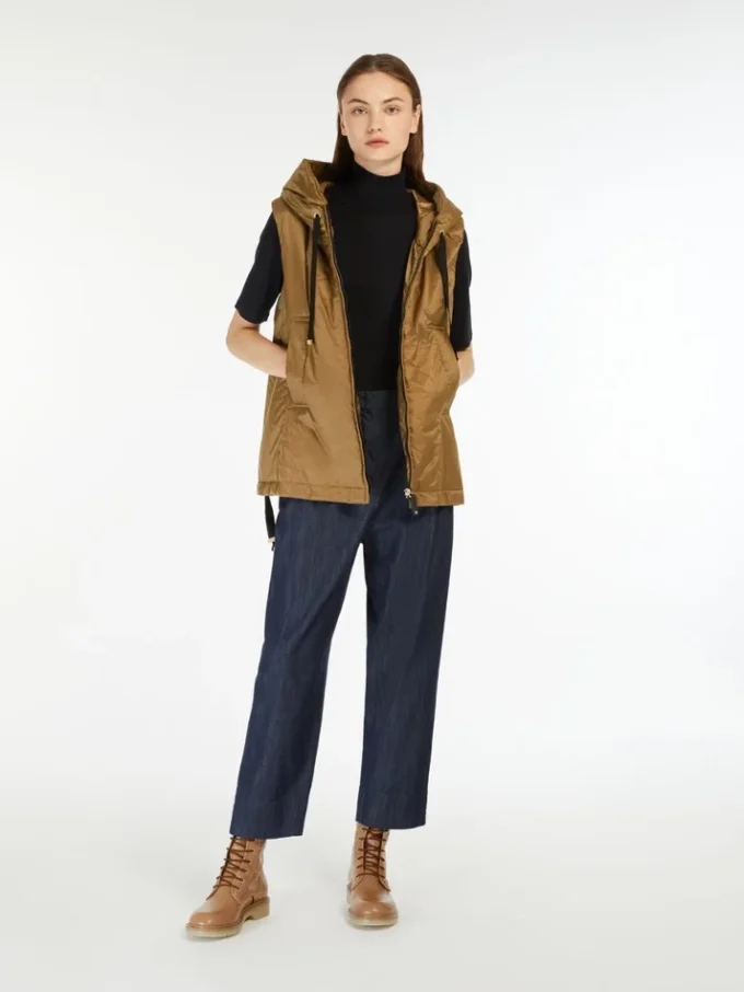 Gilet matelassé à capuche hydrofuge, couleur caramel Gilet matelassé à capuche hydrofuge, couleur caramel