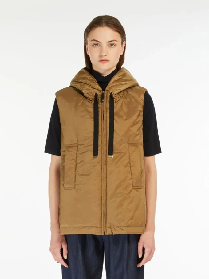 Gilet matelassé à capuche hydrofuge, couleur caramel Gilet matelassé à capuche hydrofuge, couleur caramel