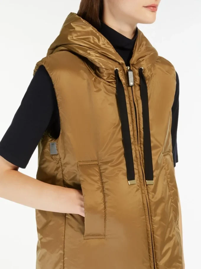 Gilet matelassé à capuche hydrofuge, couleur caramel Gilet matelassé à capuche hydrofuge, couleur caramel