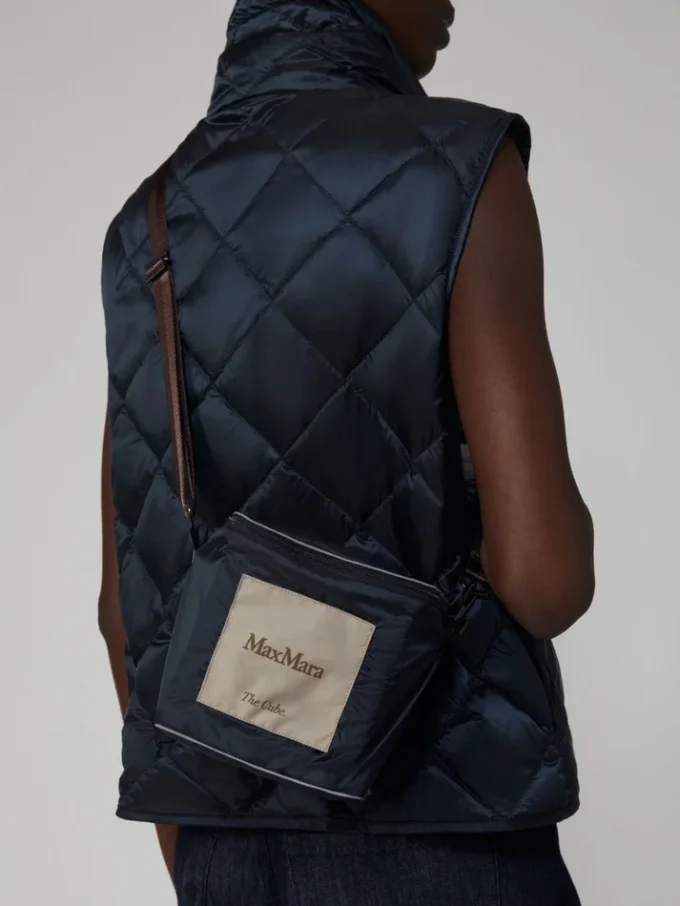 Gilet matelassé en toile de nylon hydrofuge, bleu nuit Gilet matelassé en toile de nylon hydrofuge, bleu nuit