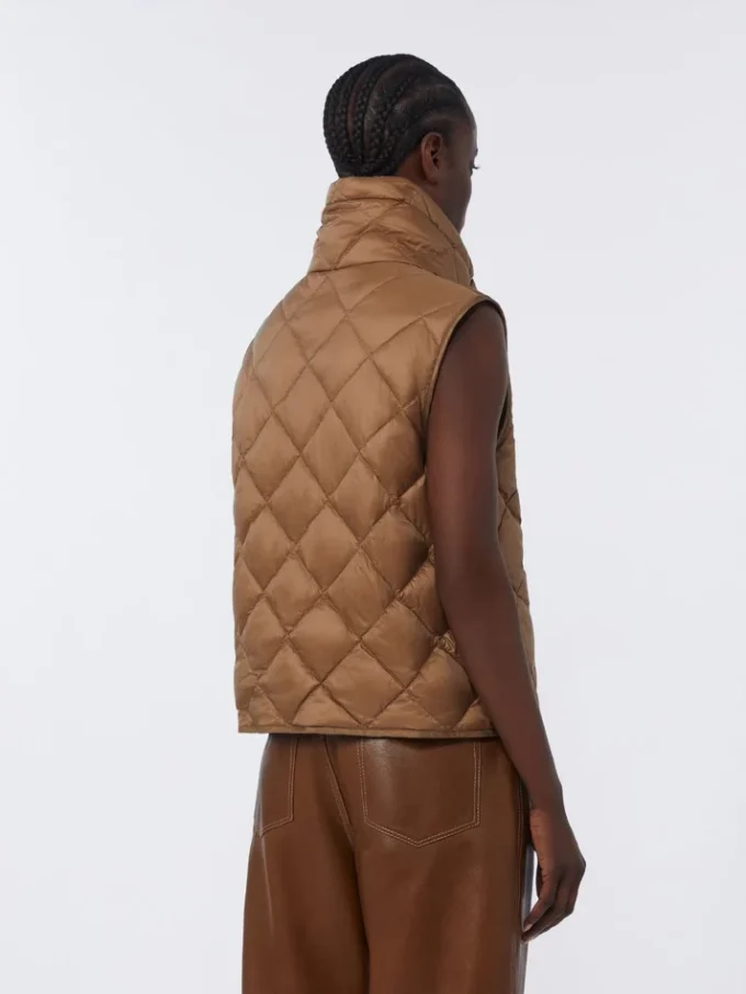 Gilet matelassé en toile de nylon hydrofuge, couleur caramel Gilet matelassé en toile de nylon hydrofuge, couleur caramel