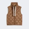 Gilet matelassé en toile de nylon hydrofuge, couleur caramel Gilet matelassé en toile de nylon hydrofuge, couleur caramel