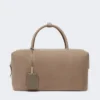 Grand sac Boston en cuir nubuck, couleur tourterelle Grand sac Boston en cuir nubuck, couleur tourterelle