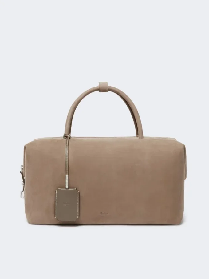Grand sac Boston en cuir nubuck, couleur tourterelle Grand sac Boston en cuir nubuck, couleur tourterelle
