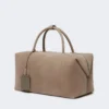 Grand sac Boston en cuir nubuck, couleur tourterelle Grand sac Boston en cuir nubuck, couleur tourterelle