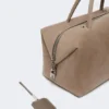 Grand sac Boston en cuir nubuck, couleur tourterelle Grand sac Boston en cuir nubuck, couleur tourterelle